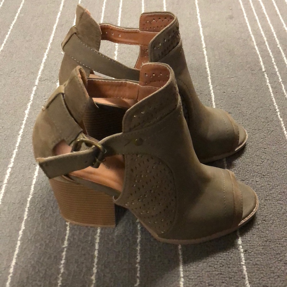Peep toe block sandal